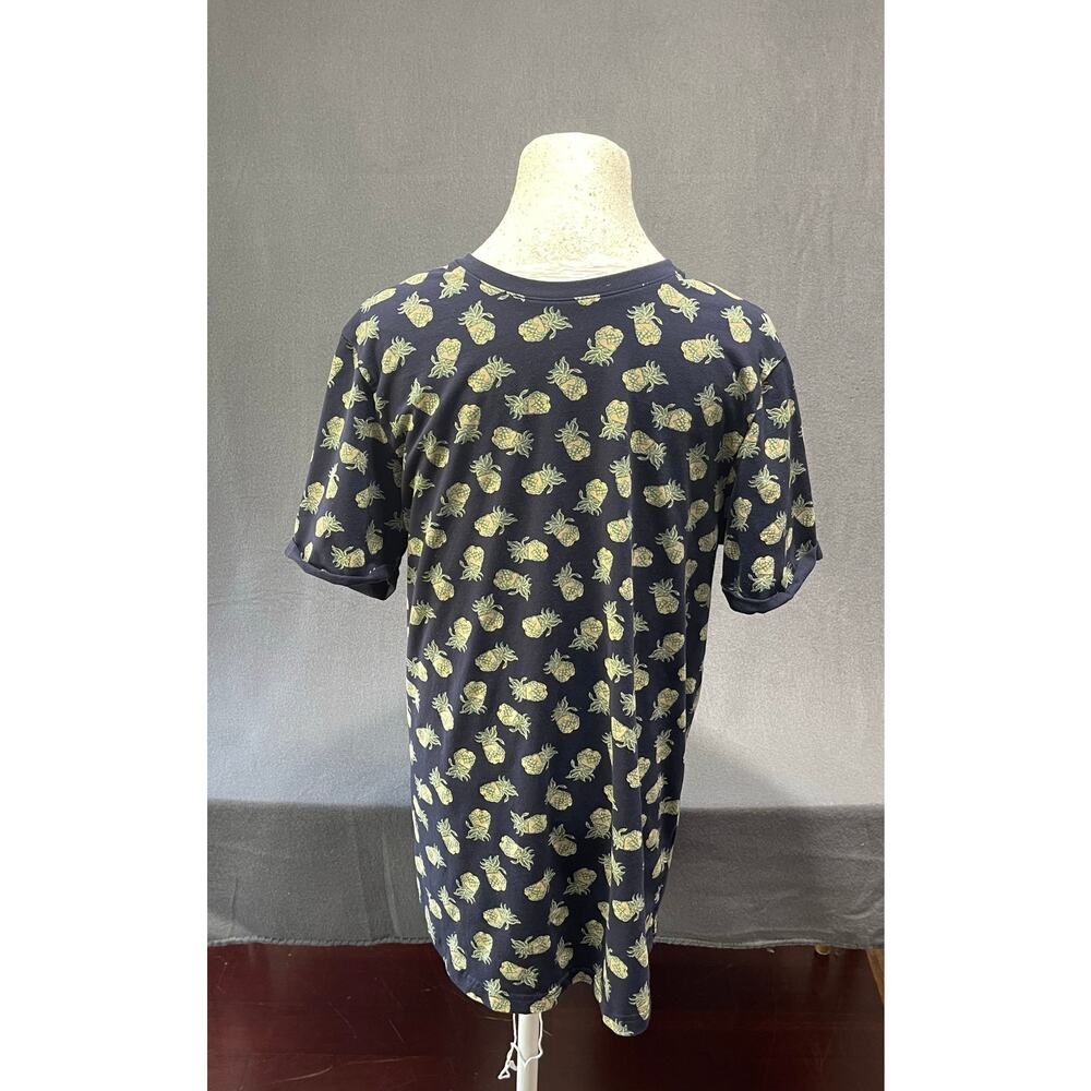 Free Planet men’s‎ t-shirt with pineapple print on navy blue sz M beach vacation